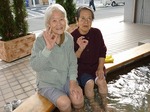 南東北医療クリニック前の足湯にて